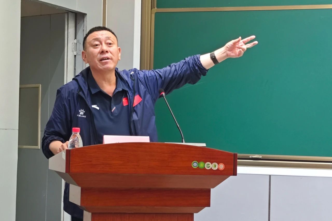 304am永利集团手机端举办“体育学学位论文研究范式”专题讲座——郑旗教授解析定量、定性与混合研究方法